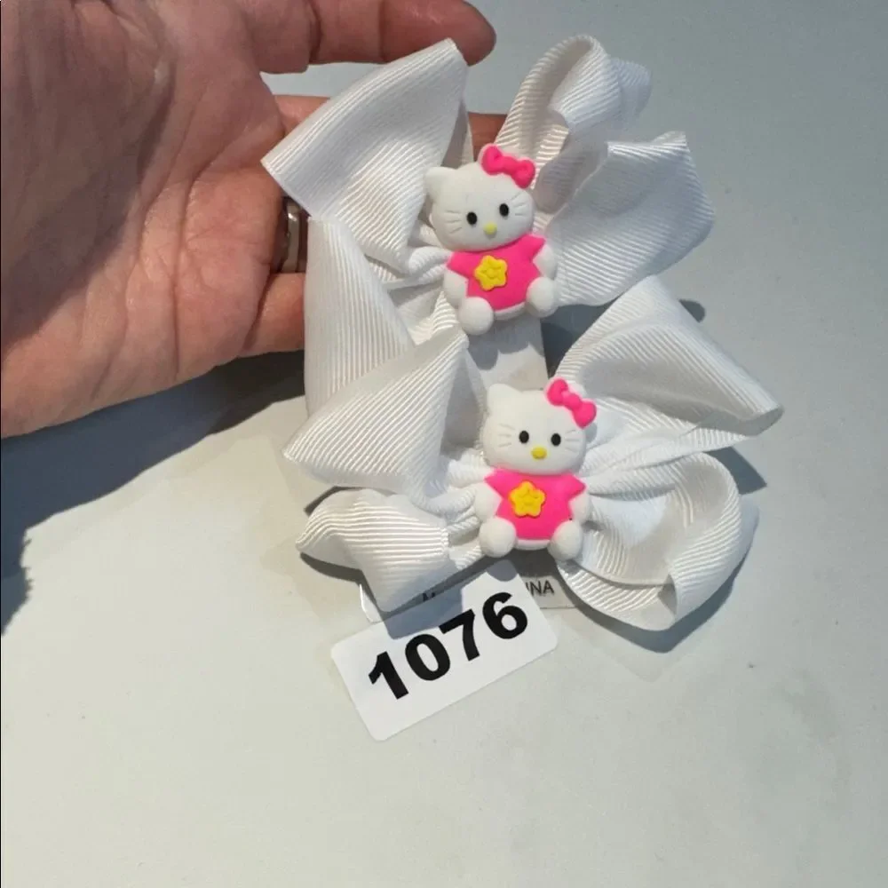 1076 White Color 2 Piece Set Hello Kitty Alligator Clip Hair Bows
